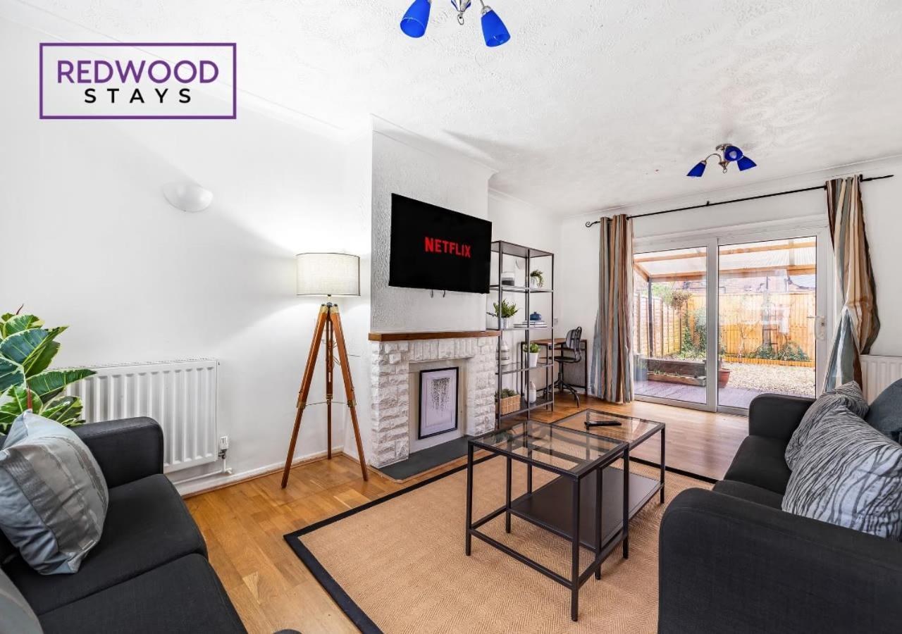 3 Bedroom House X2 Free Parking Netflix By Redwood Holiday home Camberley